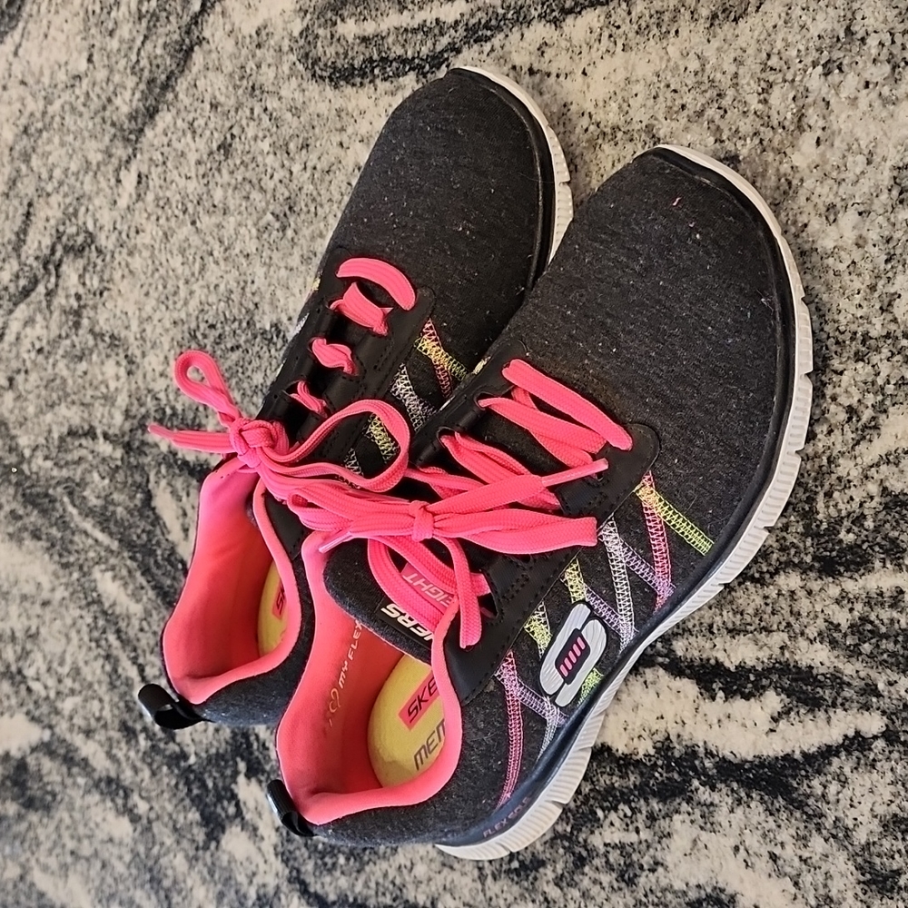 (6.5) Skechers Lightweight Memory Foam Sneaker Comfy Athleisure Athletic Walking